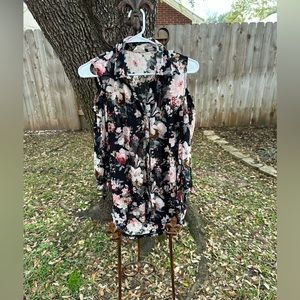 Size medium collar long sleeve gold button down floral blouse